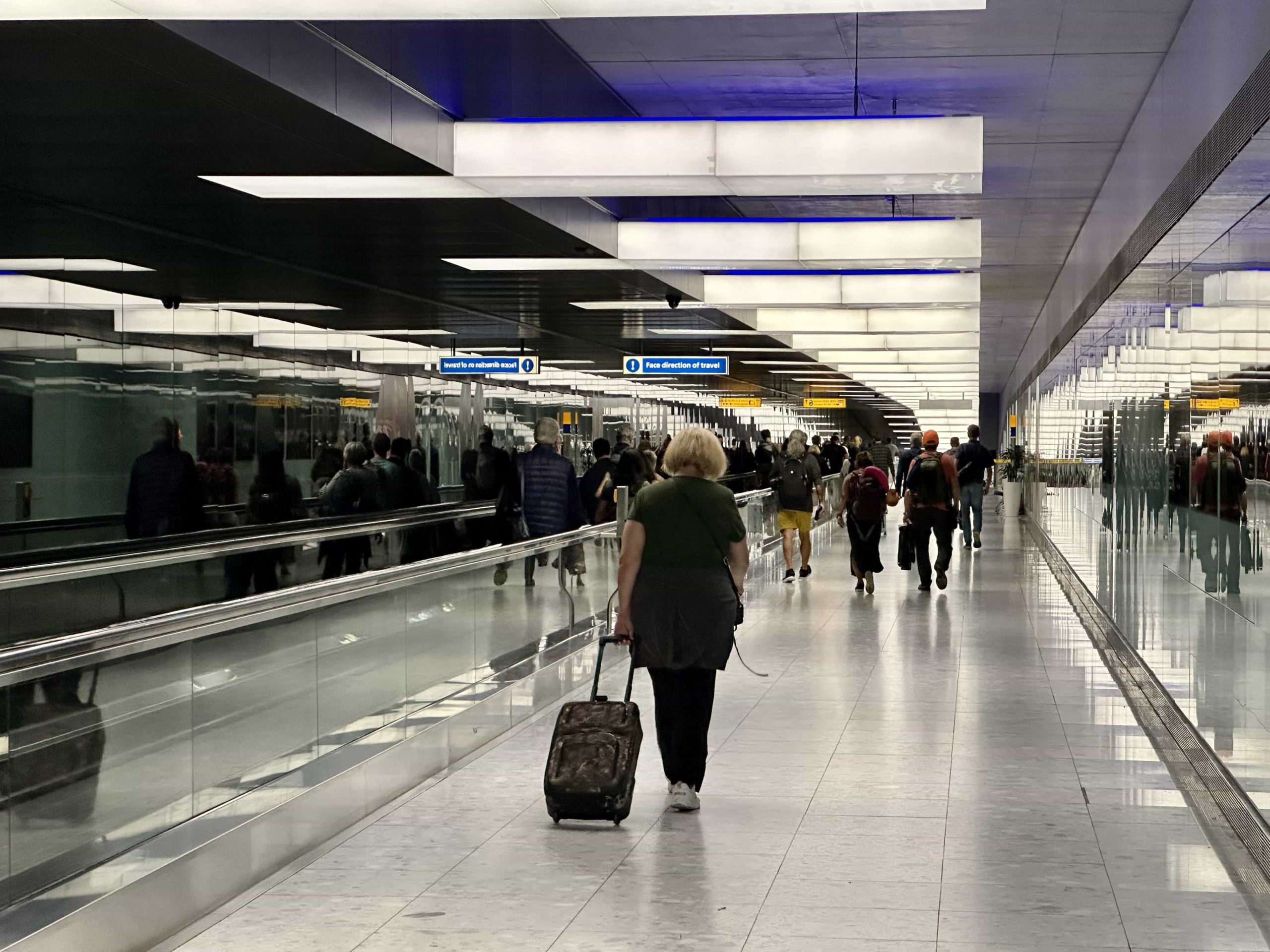 A long tunnel connecting T2A and T2B, with a moving walkway on the left side