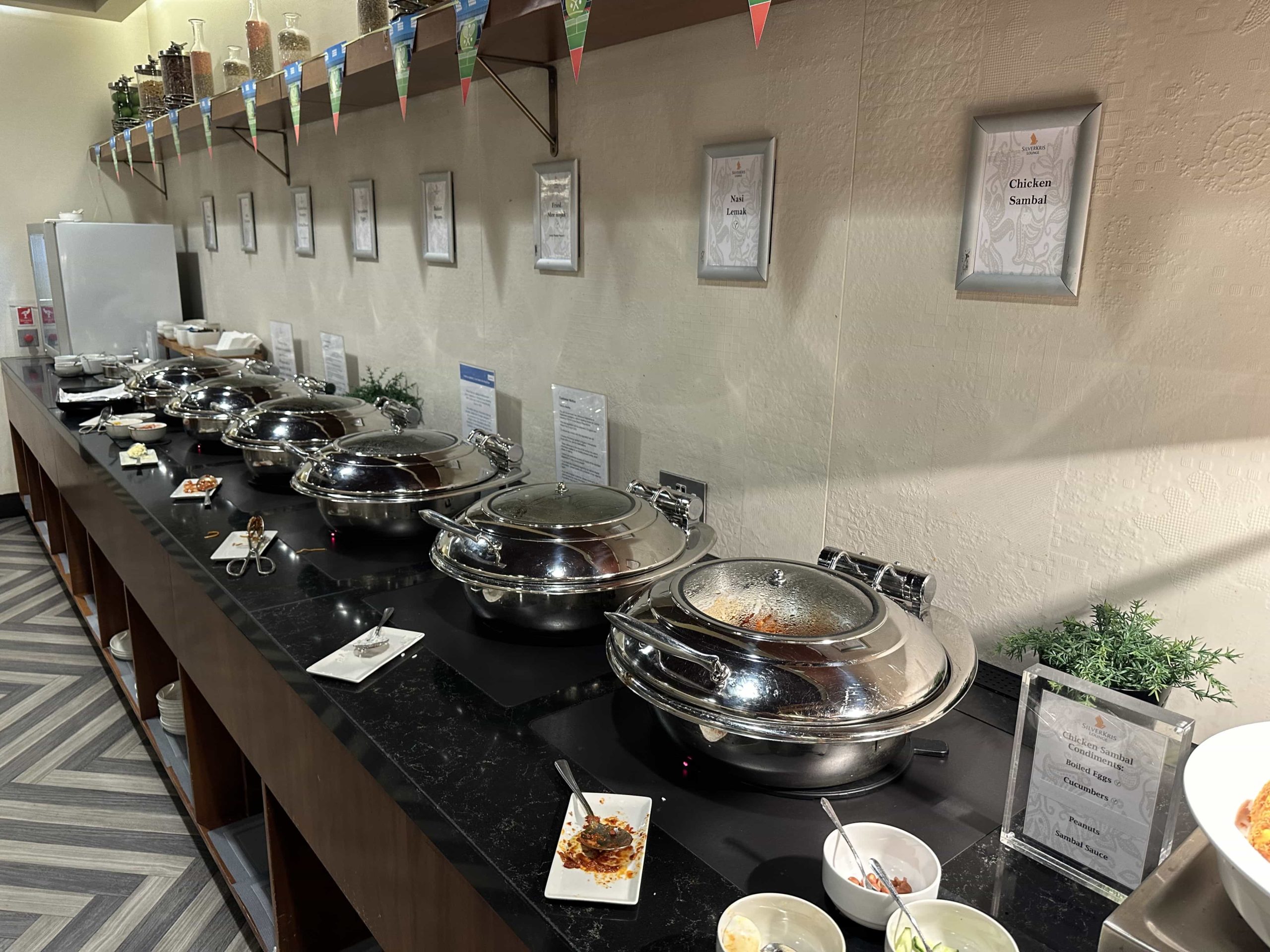 6 chafing dishes from which hot dishes are served
